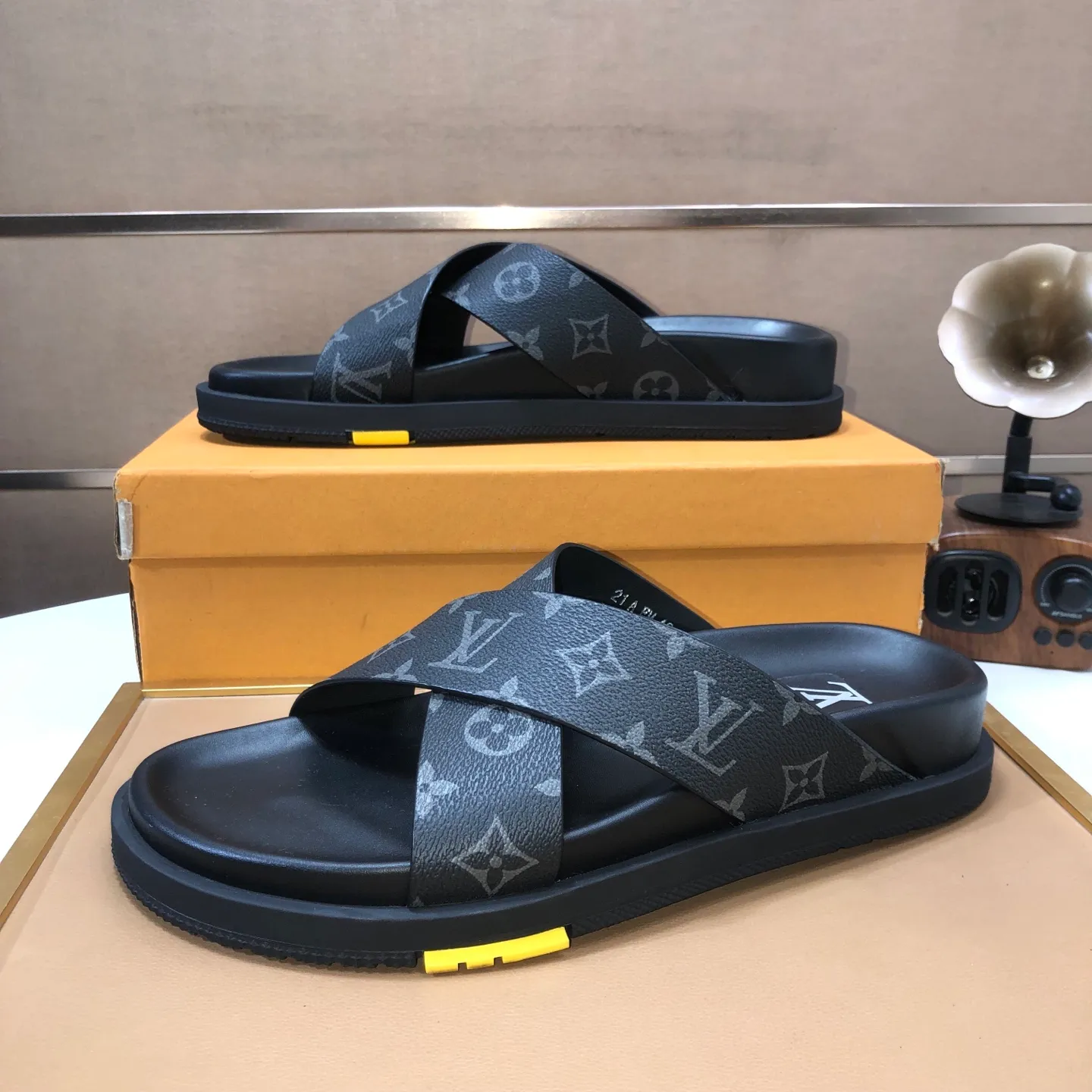 Men's shoes 💰400💰 [Louis Vuitton LV slippers] (high-end cowhide) counter 1:1 fashion style, a must-have for summer! The designer used LV’s iconic outsole. The original simple slippers instantly become fashionable! The upper is made of flexible special cowhide leather straps alternately, and the workmanship is exquisite! A must-have for stylish men in summer, size 38-45 (45 customized)